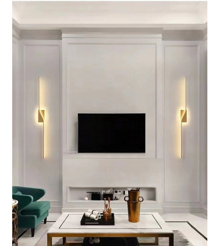 Liniowy średniej wielkości złoty kinkiet LED o nietuzinkowej formie 60cm