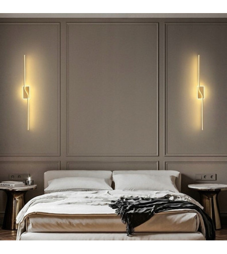 Liniowy średniej wielkości złoty kinkiet LED o nietuzinkowej formie 60cm