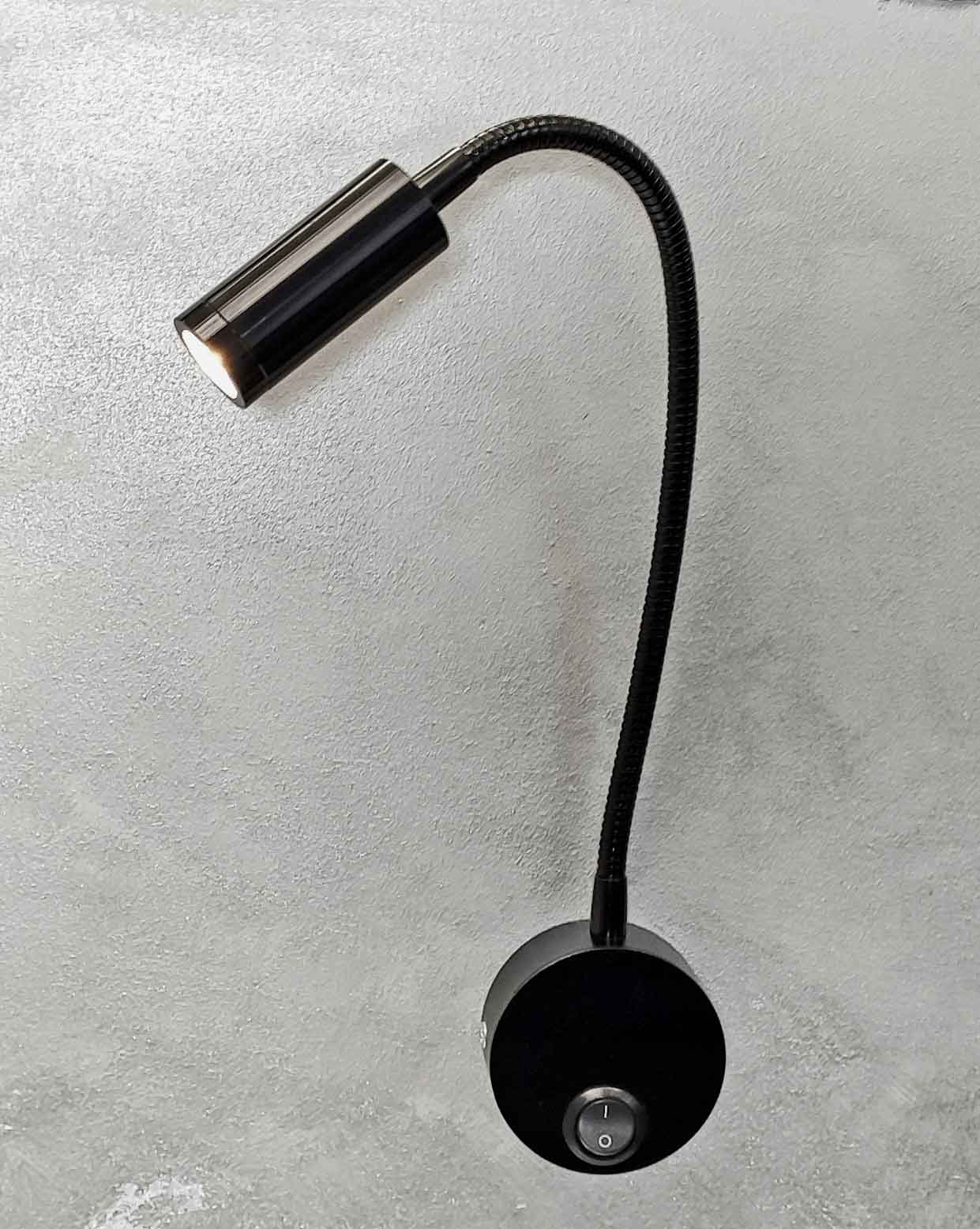 Czarny minimalistyczny kinkiet do loftowego wnętrza z włącznikiem