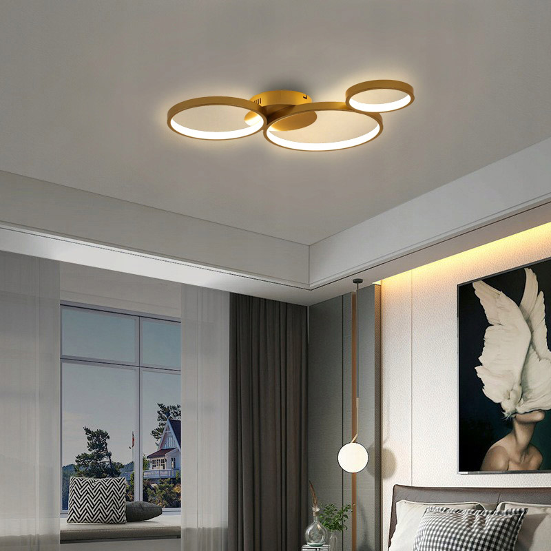Złota lampa WOBAKO NOEMI FLAT w nowoczesnym salonie.