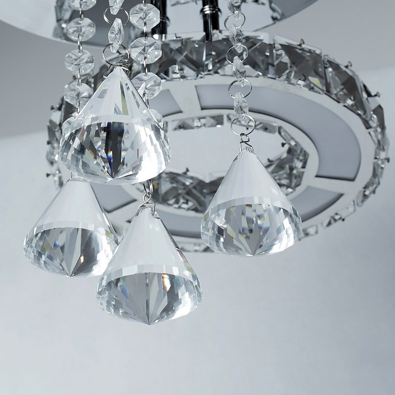 Kryształy odiamentowym szlifie i stal nierdzewna to główne cechy lampy glamour Otylia III